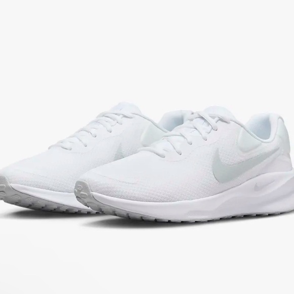 Nike Shoes - NIKE REVOLUTION 7⭐️NEW IN BOX⭐️SIZE 6 Women/4.5 Man